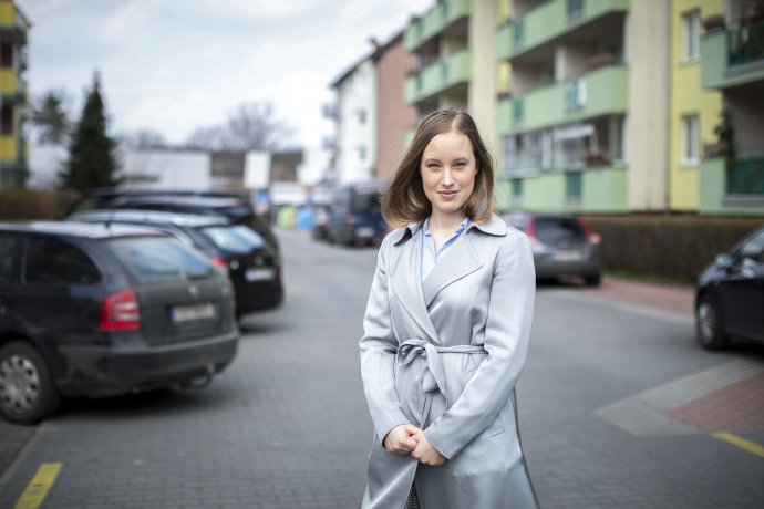 Karolína Chvojková šetří od svých 22 let na základ hypotéky. Připouští ale, že ani to nemusí stačit. Foto: Gabriel Kuchta, Deník N