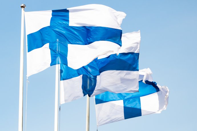 Pro Finy je vlajka něco opravdu posvátného. S nelibostí nahlíží například na zahalování fanoušků do vlajek při sportovních zápasech. Foto: Adobe Stock
