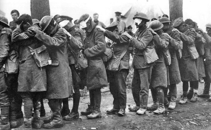 Příslušníci britské 55. (západolancashirské) divize oslepení po německém útoku slzným plynem během bitvy u francouzského městečka Estaires, 10. duben 1918. Ilustrační foto: Imperial War Museums. Public Domain.