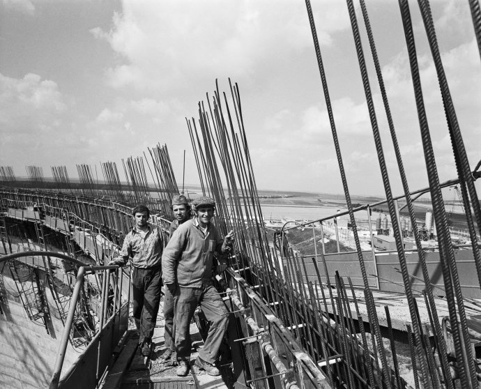Betonáři na stavbě první chladicí věže jaderné elektrárny Dukovany - 11. září 1979. Foto: ČTK