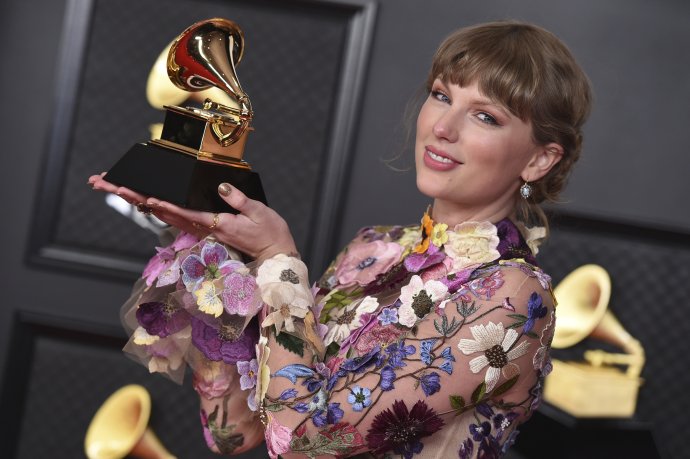 Taylor Swift při přebírání loňské ceny za album roku. Foto: Jordan Strauss, ČT/AP