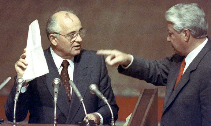 První a zároveň i poslední sovětský prezident Michail Gorbačov (vlevo) a předseda Nejvyššího sovětu Ruské socialistické federativní republiky Boris Jelcin na zasedání tehdejšího svazového parlamentu v roce 1990, během něhož byl de facto rozpuštěn SSSR. Foto: ČTK/AP