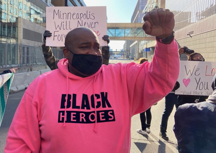 „Černošští hrdinové“. Muž protestuje před budovou hennepinského soudu v Minneapolisu za potrestání policisty Dereka Chauvina za smrt George Floyda. Foto: Jana Ciglerová, Deník N