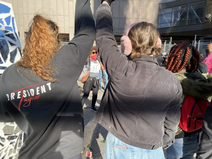 Ženy protestují před budovou soudu v americkém Minneapolis, kde vypovídají svědci, kteří byli přítomni smrti George Floyda. Foto: Jana Ciglerová, Deník N