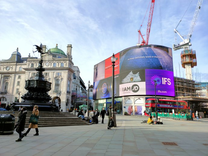 Jindy rušný Piccadilly Circus v centru Londýna je v těchto dnech prakticky liduprázdný. Foto: Dora Martínková, Deník N