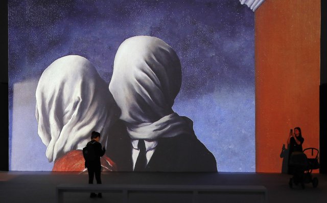 Multimediální výstava Reného Magritta v Miláně. Dnes exoticky působící snímek z roku 2018, tedy z doby před pandemií. Foto: ČTK/AP