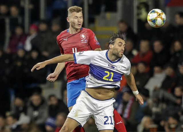 Kosovská fotbalová reprezentace se nesmí potkat se třemi státy. Češi s ní dvakrát hráli v kvalifikaci o letošní Euro. Foto: ČTK / Petr David Josek, AP
