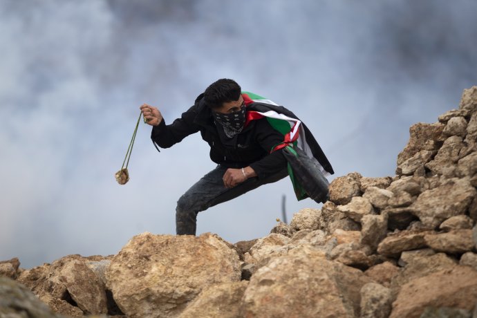 Palestinští výrostci se s oblibou „baví“ metáním kamenů na izraelské vojáky. Ani to ale nemůže být omluvou pro případné zločiny apartheidu. Ilustrační Foto: ČTK