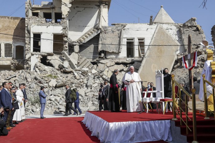 Papež František slouží mši za válečné oběti před troskami katolického kostela v iráckém Mosulu, který byl ještě nedávno hlavním centrem teroristů z Islámského státu. Foto: ČTK/AP, Andrew Medichini