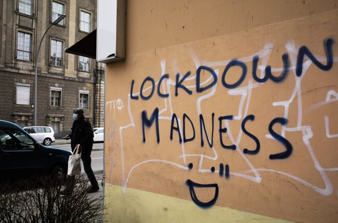 Nejeden obyvatel Německa už má lockdownu plné zuby a viní z něj vládu Angely Merkelové (nápis Lockdownové šílenství zachytil fotograf na domovní zdi v berlínské čtvrti Schöneberg). Foto: ČTK/AP