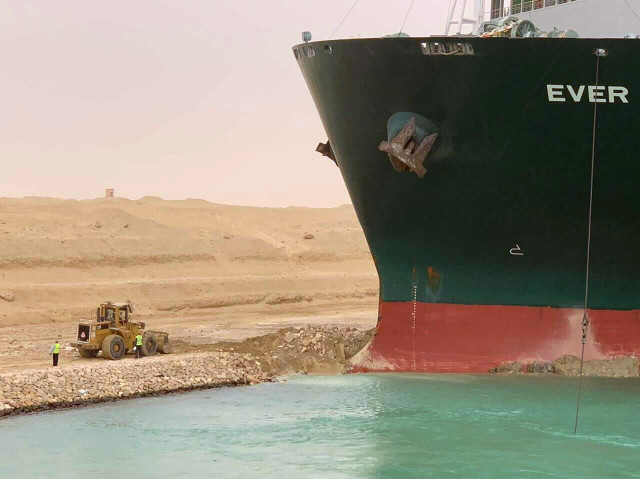 Zaseknutá loď Ever Given v Suezském průplavu. Foto: ČTK, AP