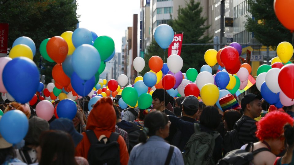 Soudní proces na ostrově Hokkaidó byl součástí větší iniciativy, kdy celkem třináct stejnopohlavních párů podaly na Valentýna (14. února) 2019 žaloby u soudů ve městěch Sapporo, Tokio, Ósaka a Nagoja. Na snímku Rainbow Pride v Sapporu, září 2019. Foto: MIKI Yoshihito, Flickr CC BY 2.0