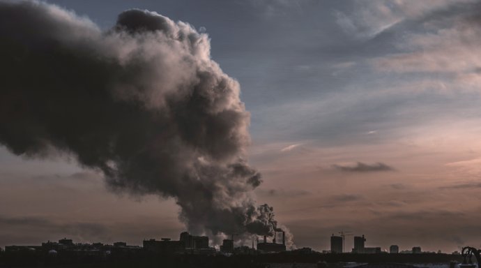 Tovární kouř nad ruským městem. Foto: Ruslan Safarov, Adobe Stock