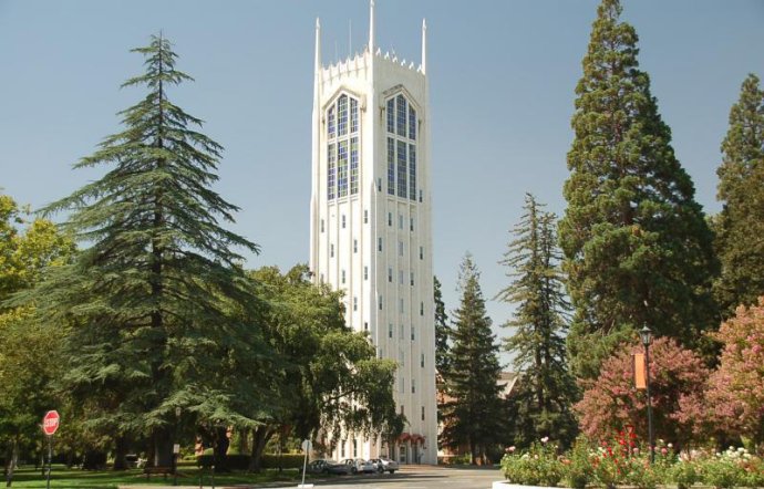 Věž univerzity v Stocktonu. Foto: Gene Wright, Wikimedia Commons CC BY-SA 3.0