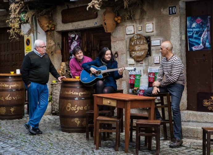 Písničkářka Trinidad Rivas zpívá v jazyce A Fala ve městě San Martín de Trevejo. Foto: Jorge Armestar