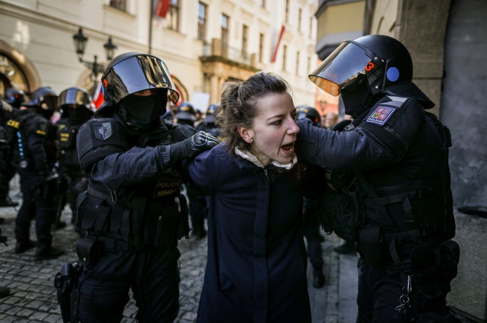 Policisté ještě na Staroměstském náměstí zasáhli proti demonstrantům rozbuškami a několik jich spoutali. Foto: Gabriel Kuchta, Deník N