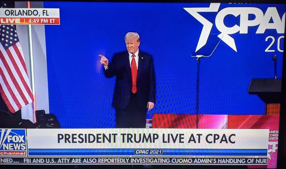 Stanice Fox News vysílala Trumpův projev na konferenci CPAC v přímém přenosu. Trumpa i v titulku označila jako prezidenta, ačkoliv je bývalým prezidentem. Reprofoto: Fox News