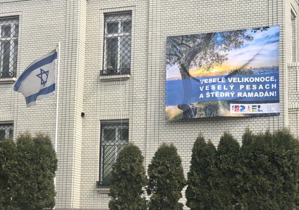 Plakát visící na izraelské ambasádě v Praze. Foto: Eliška Hradilková Bártová, Deník N