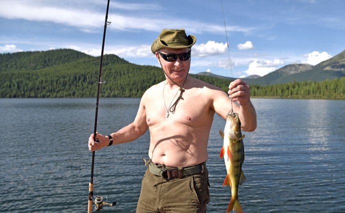 Vladimir Putin se ještě před několika lety neostýchal svléknout do půl těla. Během dovolené vloni v létě už zůstával oblečený. Foto: putin.kremlin.ru