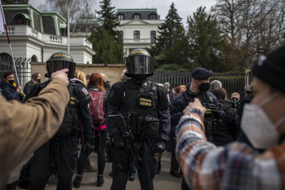 Nedělní demonstrace před areálem ruské ambasády v Praze. Foto: Gabriel Kuchta, Deník N