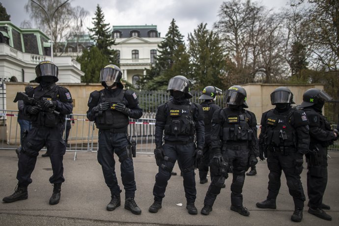 Policisté před ruskou ambasádou v Praze. Foto: Gabriel Kuchta, Deník N