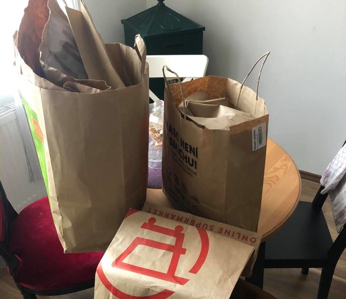 Papírové tašky – a v nich další papírové tašky – se hromadí v leckteré domácnosti. Foto: Michaela Poláková
