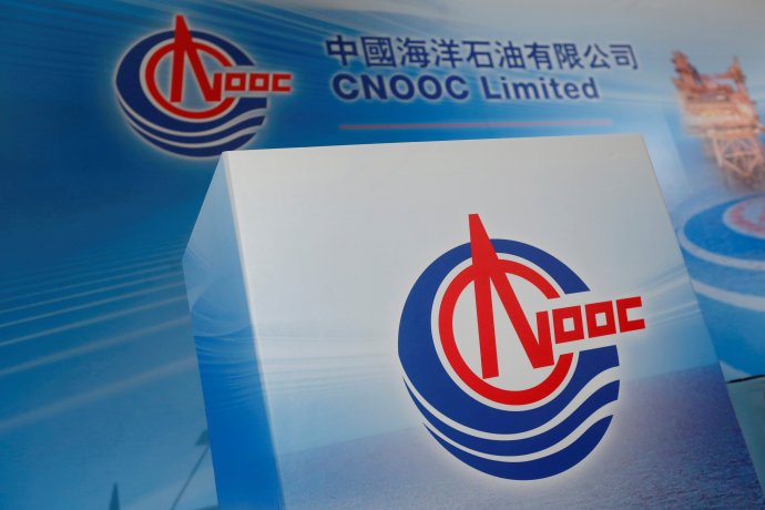 Čínská příbřežní ropná společnost CNOOC patří ke třem vládcům čínské energetiky. Po ropné katastrofě v roce 2011 musela zaplatit obří odškodné. Foto: Bobby Yip, Reuters