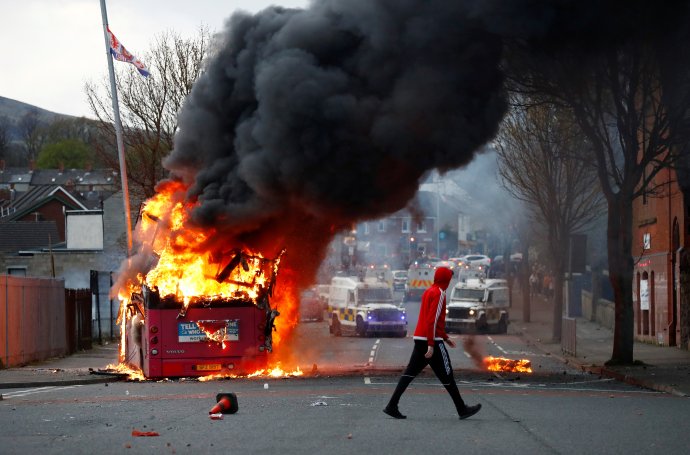 Hořící autobus na belfastské Shankill Road během protestů 7. dubna 2021. Foto: Jason Cairnduff, Reuters