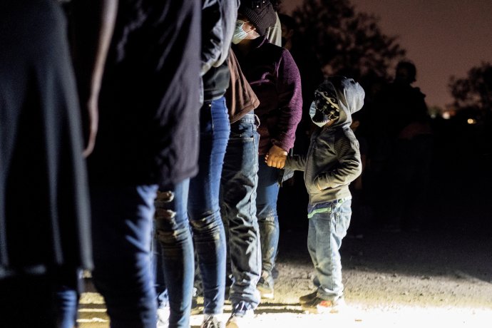 Zájemci o azyl ve Spojených státech poslouchají agenta americké pohraniční policie po překročení Rio Grande do USA, Roma, Texas, 7. dubna 2021. Foto: Go Nakamura, Reuters