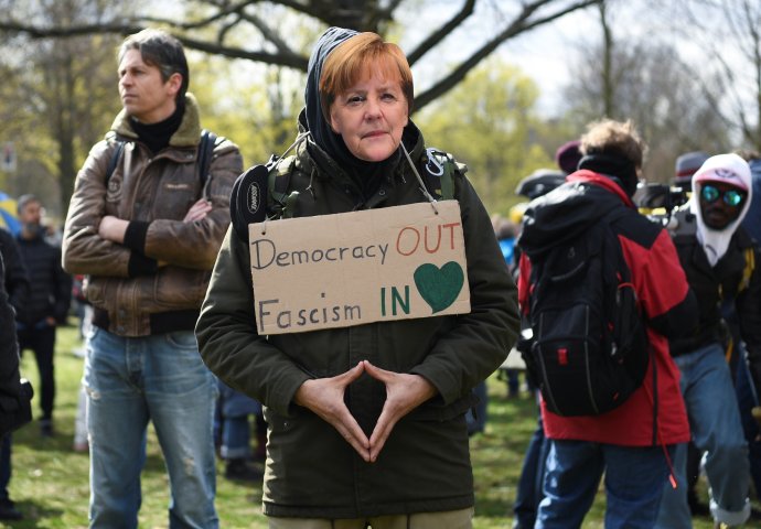Protestující proti koronavirovým opatřením poblíž kancléřství v Berlíně, s tvrzením „demokracie pryč, je tu fašismus“. 13. dubna 2021. Foto: Annegret Hilseová, Reuters