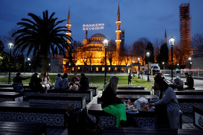 Muslimové večeří po dni půstu v první den ramadánu poblíž Modré mešity v tureckém Istanbulu. Foto: Umit Bektas, Reuters