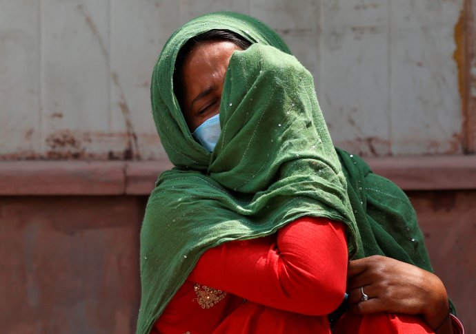 Žena před márnicí nemocnice v Novém Dillí oplakává svého otce, který zemřel na covid. Je 15. dubna a Indie dnes ohlásila 200 tisíc nakažených za jediný den. Foto: Daniš Siddiki, Reuters