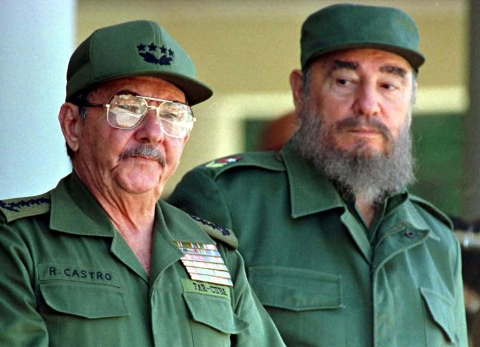 Bratři Raúl a Fidel Castro, kteří 62 let ovládali komunistickou diktaturu na Kubě. Tady v roce 1996 v Havaně. Foto: Rafael Perez, Reuters
