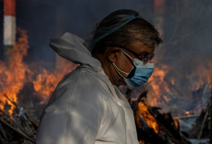 "Mysleli jsme si, že ta nemoc mladým a zdravým neublíží. Očkovali jsme krizové pracovníky, starší a nemocné lidi. To už teď neplatí." Foto: Daniš Siddiki, Reuters