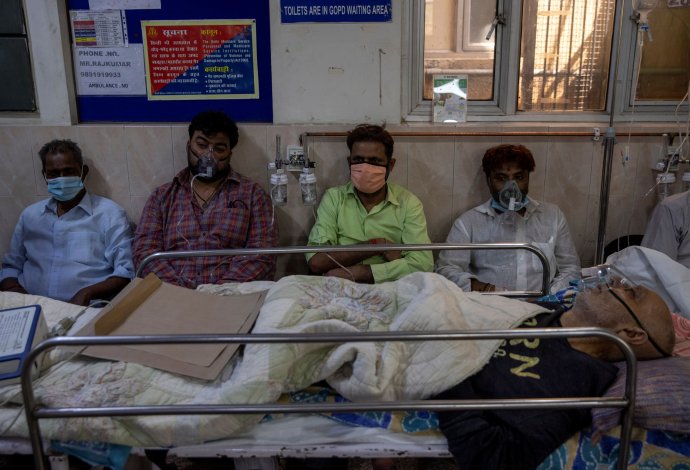 Pacienti s covidem-19 v Holy Family hospital v Novém Dillí v Indii. Foto: Daniš Siddiki, Reuters