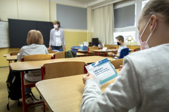 Testování ve školách by se mělo podle MeSES opět zavést plošně. Foto: Gabriel Kuchta, Deník N