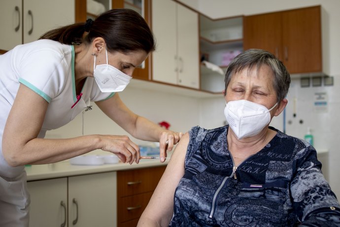 Příští týden se začnou očkovat i lidé nad 45 let. Foto: Gabriel Kuchta, Deník N