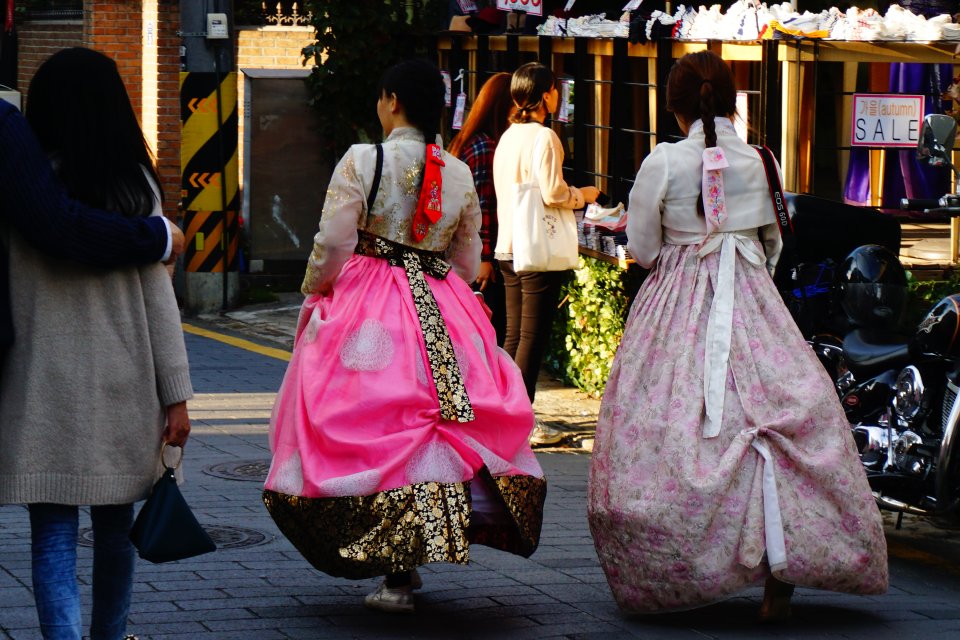 Tradiční hanbok se dnes v ulicích korejských měst nosí spíš pro zpestření, v centrech fungují hanbokové půjčovny. Inspiruje však i moderní módu. Foto: Magdalena Slezáková, Deník N