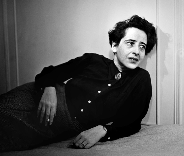 Hannah Arendtová ve svých textech ukazuje, že v případě totalitních společností lze i ze lživých premis vybudovat svět, který dá lžím nakonec za pravdu. Foto: ČTK / Fred Stein