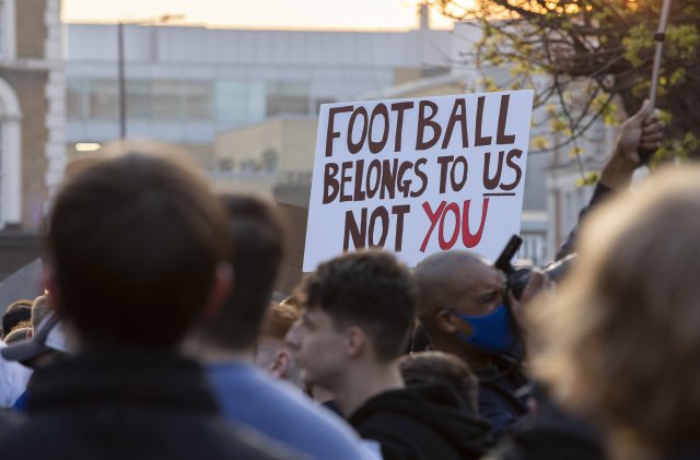 Fotbal patří nám, ne vám. Fanoušci Chelsea dali před stadionem jasně najevo, co si myslí o Superlize. Foto:  ČTK / ZUMA / Paul Terry