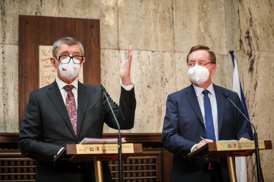 Premiér Andrej Babiš uvedl do funkce nového ministra zdravotnictví Petra Arenbergera. Foto: Gabriel Kuchta, Deník N