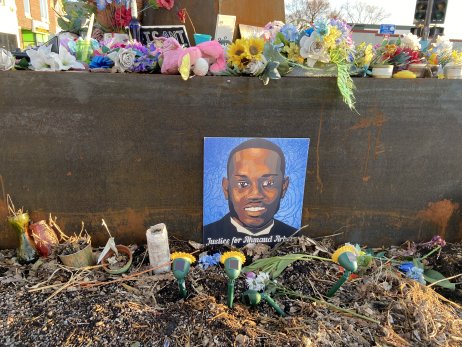 Podobizna Ahmauda Arberyho je vystavena na pomníku na náměstí George Floyda v Minneapolisu. Připomíná osudy z Afroameričanů, které zabili běloši, ale policie otálela s jejich obviněním. Foto: Jana Ciglerová, Deník N