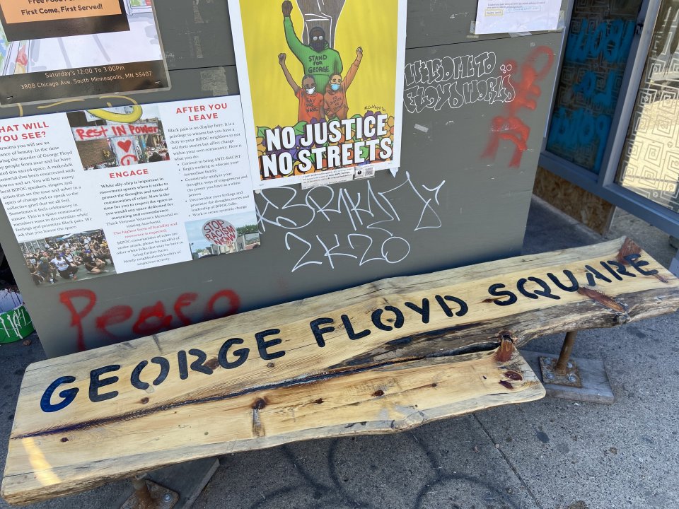 Na místě, kde v Minneapolis George Floyd zemřel, vzniklo v roce 2021 náměstí pojmenované po něm. Foto: Jana Ciglerová, Deník N