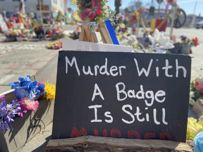 „Vražda s odznakem je pořád vražda,“ říká nápis na ceduli před obchodem Cup Foods v Minneapolisu, kde zemřel George Floyd. Foto: Jana Ciglerová, Deník N