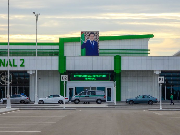 Letiště v turkmenském Ašchabádu s portrétem vládce Gurbangulyho Berdimuhamedova. Foto: Nikolaj, Pxhere