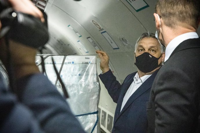 Maďarský premiér Viktor Orbán vítá čínské vakcíny na letišti v Budapešti. Foto: premiérův profil, facebook.com/orbanviktor