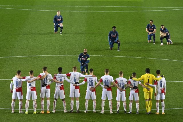 Fotbalisté Slavie před zápasem proti Arsenalu nepoklekli. Foto: ČTK