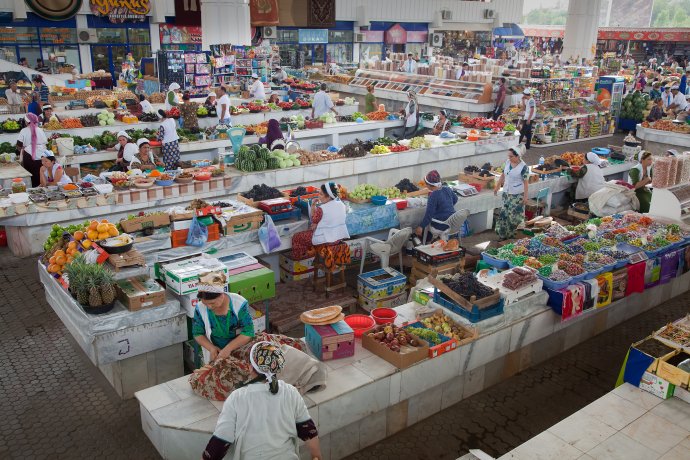 Jen málokdo z místních si může dovolit nakupovat na stále dobře zásobeném ruském bazaru v turkmenském Ašchabadu. Foto Mike Moss, Flickr, CC BY-ND 2.0