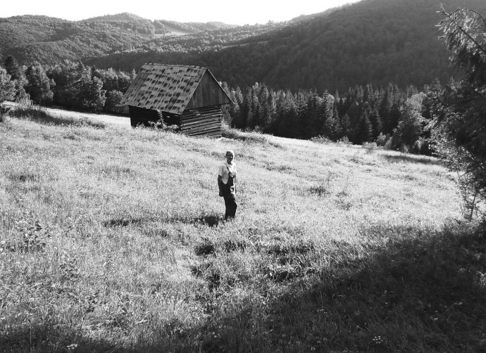 Martin M. Šimečka se vždy na léto stěhuje do maringotky na jednom z horských úbočí u Muráňské planiny. Foto: Denník N