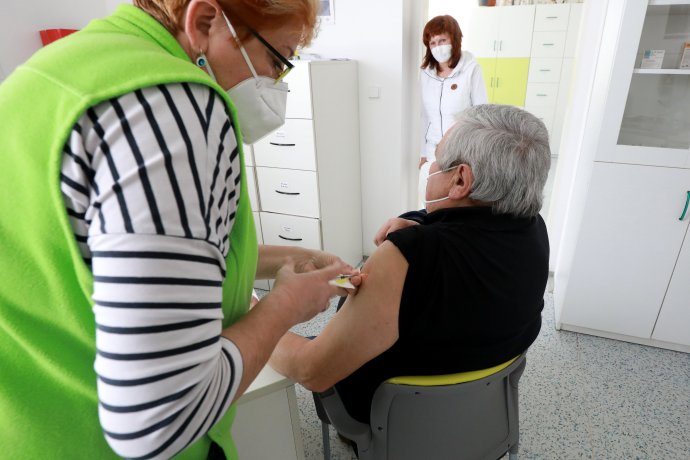 V ČR začalo očkování třetími dávkami vakcíny proti covidu-19. Ilustrační foto: Ludvík Hradilek, Deník N